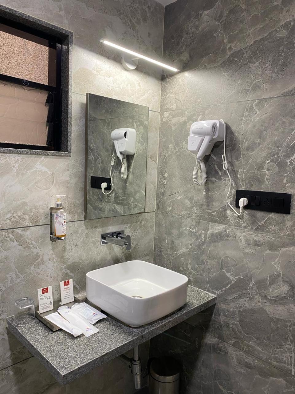 Lords Eco Inn Navsari Ngoại thất bức ảnh